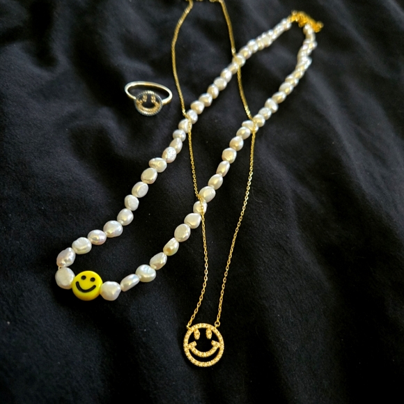 Smiley Pearl and Gold Necklace Set - Picture 1 of 4